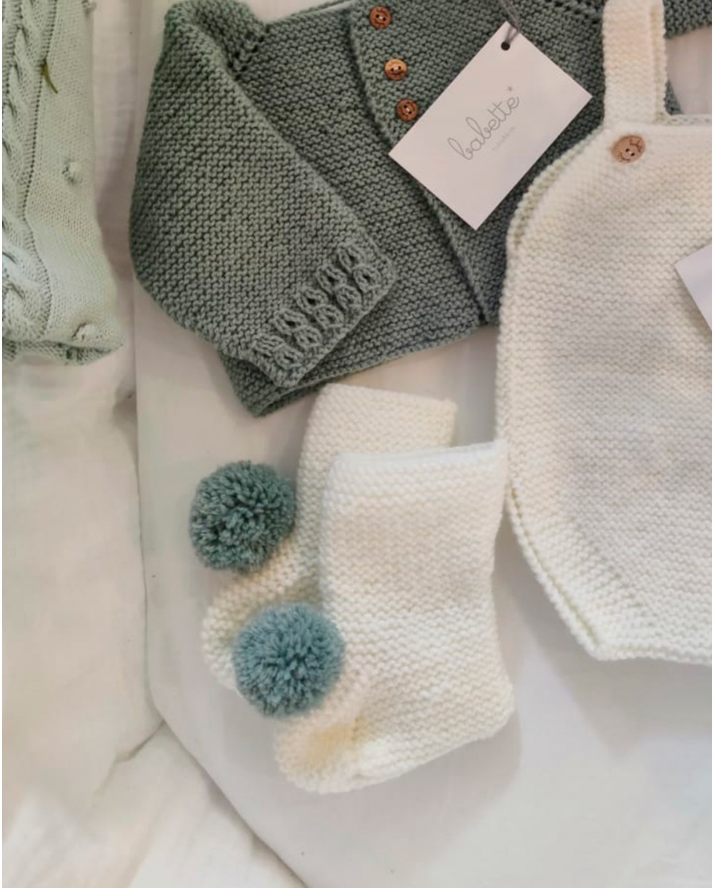 Patucos bebé color crudo lana con pompones Babette